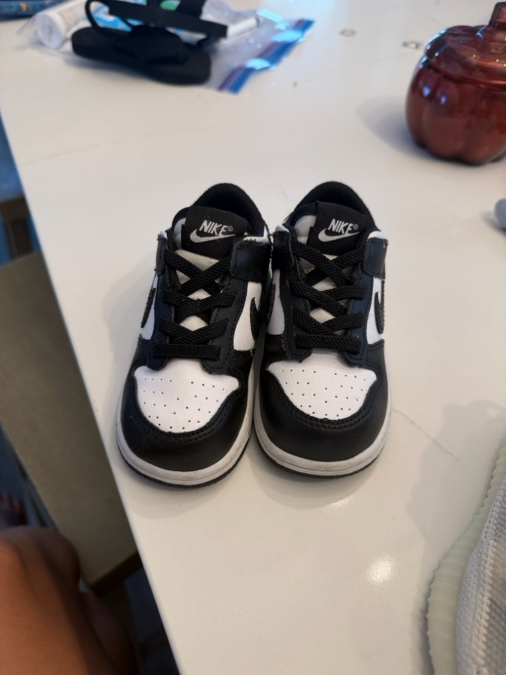 Nike Dunk Low - white and black- pandas